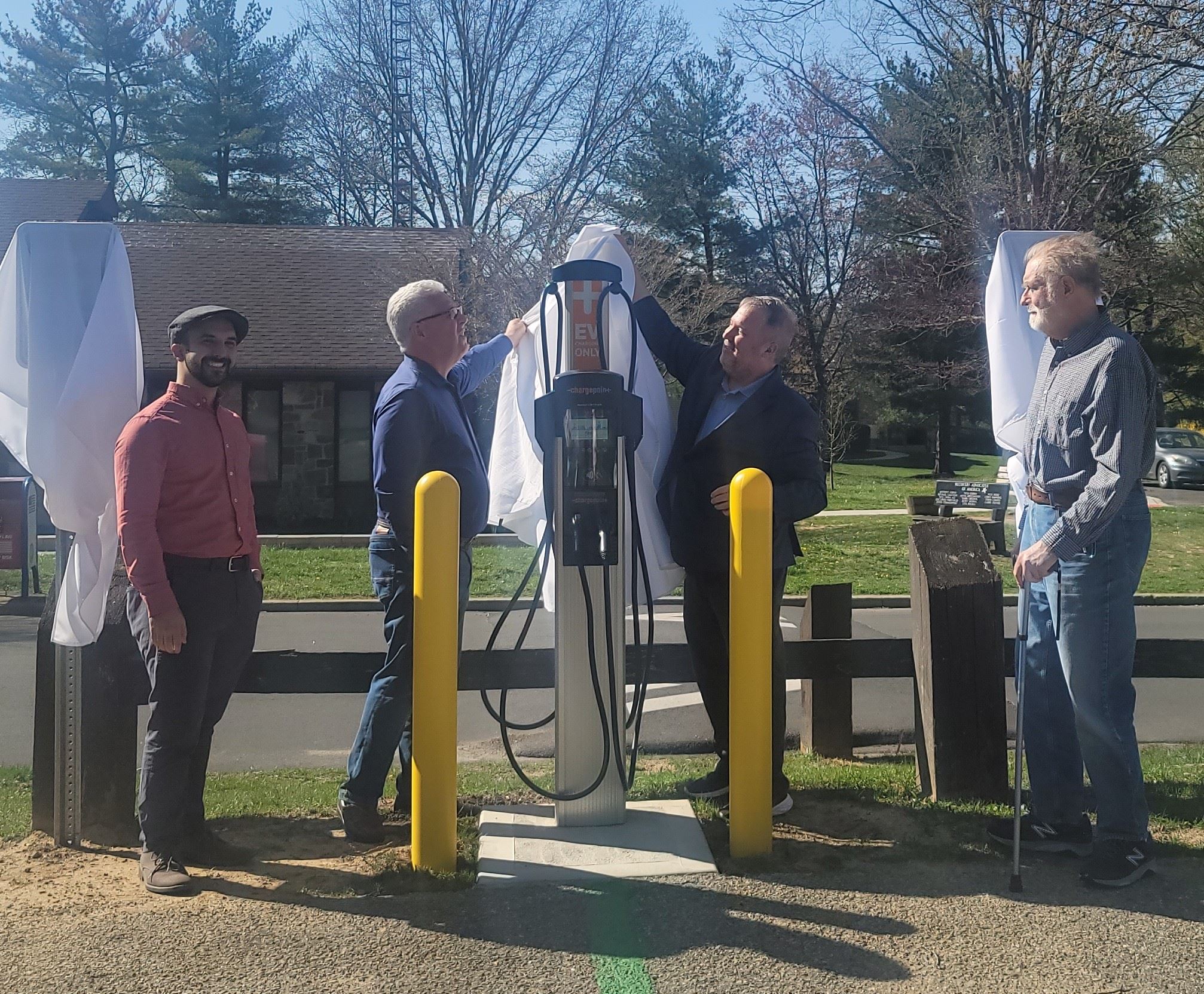 Councilmembers unveil electric vehicle charging station
